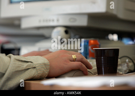 CLOSE-UP D'UN EMPLOYÉ DE BUREAU À L'AIDE D'UN CLAVIER D'ORDINATEUR. Banque D'Images