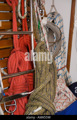 Cordes en nylon de couleur sous le pont suspendu sur l'Alba Explorer à quai à Dundee, Royaume-Uni Banque D'Images