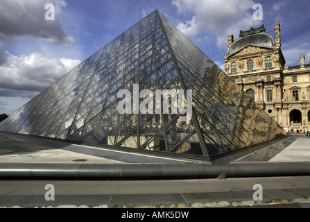 La pyramide du Louvre en face de l'entrée principale du musée du Louvre, Paris, France Banque D'Images