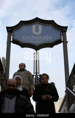 People walking down steps à U bahn Kochstrasse signer Checkpoint Charlie Berlin Allemagne Banque D'Images