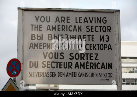 Reconstruction de la vous quittez le secteur américain signe à Checkpoint Charlie Berlin Allemagne Banque D'Images