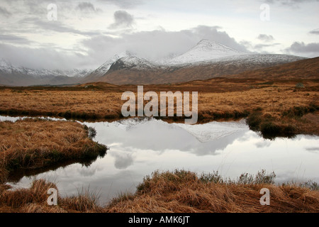 Le Mont Noir de l'un des nombreux petits lochans sur Rannoch Moor Banque D'Images