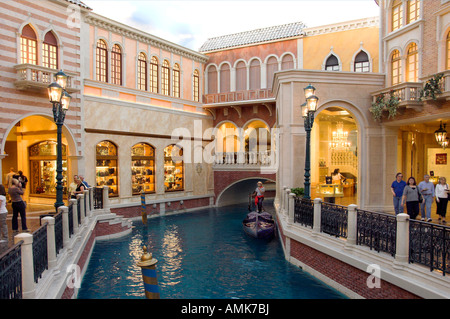 Une vue sur l'intérieur de l'hôtel et le Casino de Venise avec les canaux et les gondoliers sur le Strip à Las Vegas NEVADA USA Banque D'Images