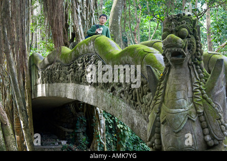 Tourisme Stone Dragon Statue Bridge Ubud Bali Indonésie Banque D'Images