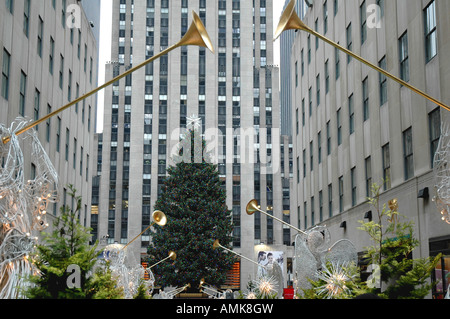 Rockefeller Center New York vue de l'arbre de Noël anges et des décorations de Noël Banque D'Images