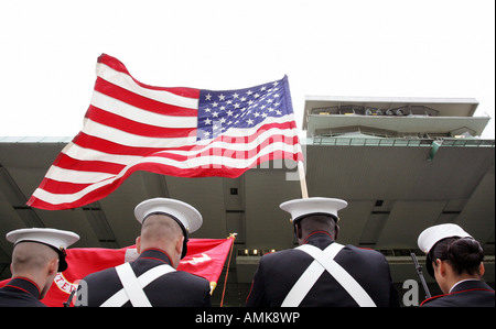 Les soldats américains et le drapeau national américain, New York, USA Banque D'Images