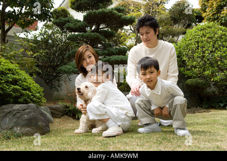 Portrait de famille avec deux enfants Banque D'Images