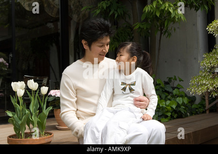 Père holding daughter on lap Banque D'Images