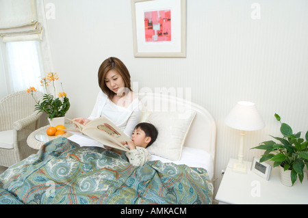 Lire un livre à mère fils Banque D'Images