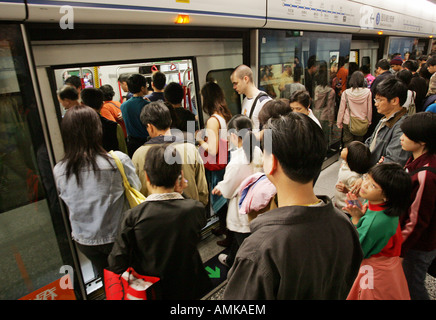 Les gens de se mettre dans le métro, à Hong Kong Banque D'Images