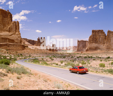 Voiture sur route, Arches National Park, Utah, USA Banque D'Images