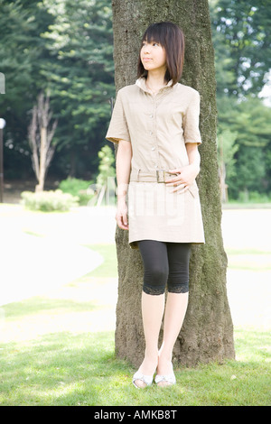 Young woman standing in park Banque D'Images