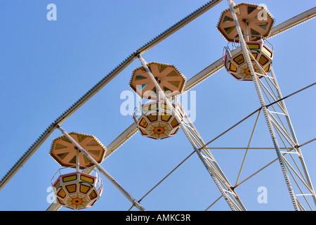 Grande roue du parc d'attractions près du Canal du Midi Banque D'Images