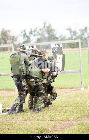 Les agents de tri au cours de tir de la formation. Trier, c'est comme prison SWAT et représente l'équipe d'intervention d'opérations spéciales. Banque D'Images