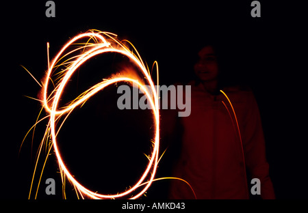 Une fille de célébrer avec Fireworks par nuit à Leicester England UK Banque D'Images