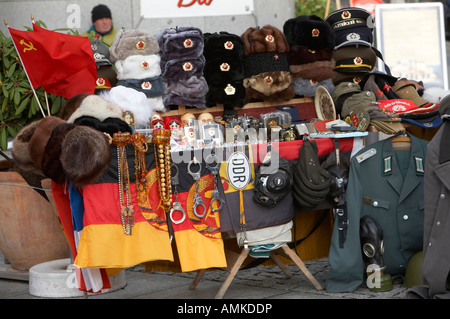 Souvenirs de l'est allemand et russe en vente sur un étal de près de Checkpoint Charlie Berlin Allemagne Banque D'Images