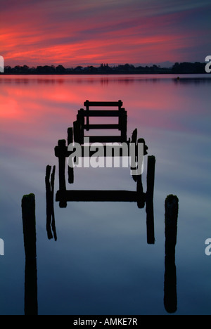 Jetée de l'ancien paysage sur un lac au Lough Neagh, County Armagh, en Irlande du Nord Banque D'Images