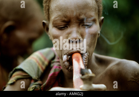 Une femme fume de surma leur tuyau traditionnel Banque D'Images