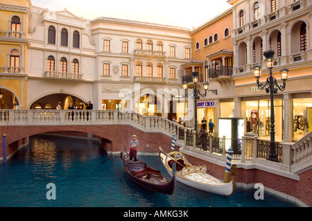 Une vue sur l'intérieur de l'hôtel et le Casino de Venise avec les canaux et les gondoliers sur le Strip à Las Vegas NEVADA USA Banque D'Images