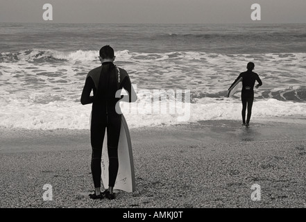 Surf EN FACE DE LA MER Banque D'Images