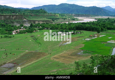 Un paysage de rizières et d'un petit village agricole de la vallée de Seti. Le Népal Banque D'Images