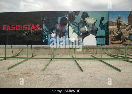 Affichage montrant politique Irak Prison d'Abu Ghraib abuse photos à Ambassade américaine à La Havane Cuba Banque D'Images