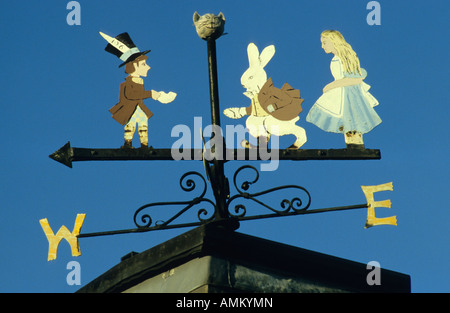 Alice au Pays des Merveilles girouette, Whitchurch Parsonage, Cheshire, Royaume-Uni. Banque D'Images