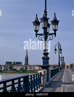 L'église de St Michel et Porte des Salinieres vue depuis le Pont de Pierre Bordeaux Gironde France Banque D'Images