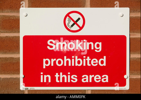 Signe de fumer à la suite de l'interdiction de fumer Banque D'Images