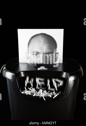 Photographie d'un visage de l'homme traversant une déchiqueteuse Banque D'Images