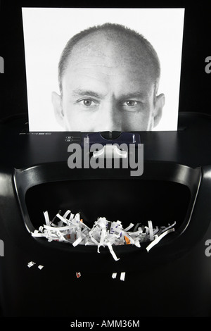 Photographie d'un visage de l'homme traversant une déchiqueteuse Banque D'Images