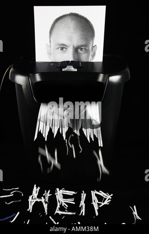 Photographie d'un visage de l'homme traversant une déchiqueteuse Banque D'Images