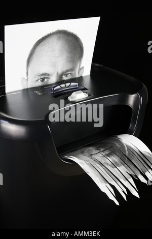 Photographie d'un visage de l'homme traversant une déchiqueteuse Banque D'Images