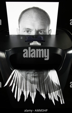 Photographie d'un visage de l'homme traversant une déchiqueteuse Banque D'Images