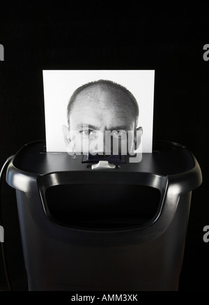 Photographie d'un visage de l'homme traversant une déchiqueteuse Banque D'Images