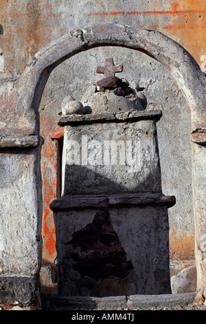 Un petit sanctuaire à l'entrée de l'église à l'emplacement de l'ancien village de Tahua sur la rive nord du Salar de Uyuni, le plus grand de sel dans le monde. Banque D'Images