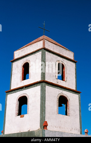 Tour de la chaux l'église principale au petit village de Tahua sur la rive nord du Salar de Uyuni. Banque D'Images