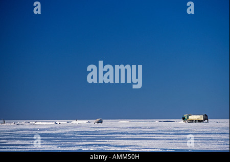 La récolte du sel sur le Salar de Coipasa. Banque D'Images