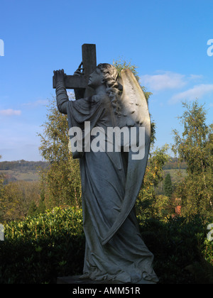 Angel holding Cross cimetière Holy Trinity Church Westcott Surrey England Banque D'Images