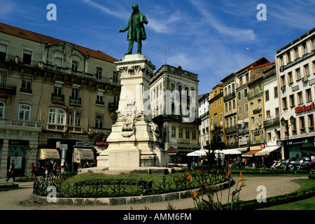 Coimbra, Largo da Portagem, une jolie place près de la rivière Banque D'Images