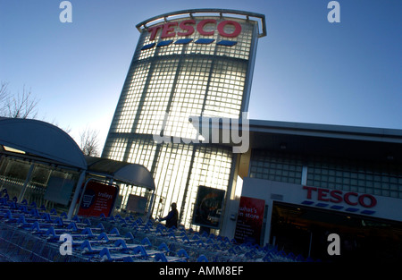 Une tour de verre géant supermarché Tesco à Winchester Hampshire construit pour attirer les consommateurs de l'autoroute M3 et A34 ro Banque D'Images