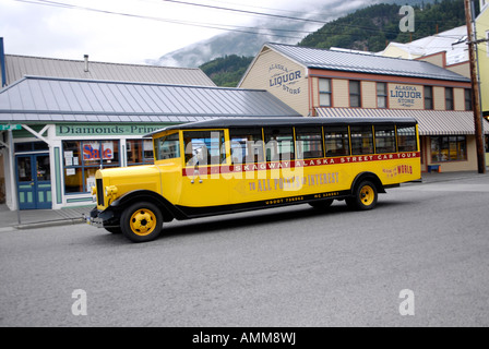 Rue Voiture Tour Bus Bus Bus à Skagway en Alaska AK United States US Inside Passage Tourisme tourisme voyage vacances Banque D'Images