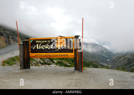 Bienvenue à l'Alaska sign post marqueur le long de route du Klondike Sud et Blanc passent près de Skagway en Alaska AK United States US Banque D'Images