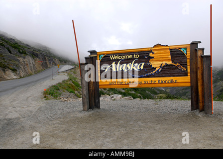 Bienvenue à l'Alaska sign post marqueur le long de route du Klondike Sud et Blanc passent près de Skagway en Alaska AK United States US Banque D'Images