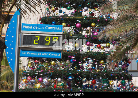 Thermomètre numérique sur la plage lecture 29 degrés celsius avec l'arbre de Noël dans l'arrière-plan. Gran Canaria, îles canaries Banque D'Images
