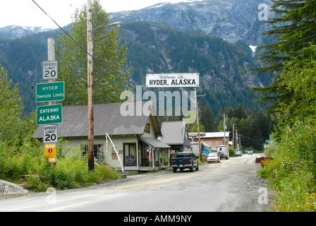 Les magasins de la rue principale à Hyder AK Alaska United States US border avec Stewart BC British Columbia Canada Banque D'Images