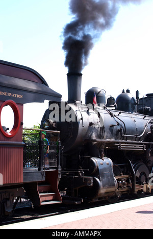 Vieille machine à vapeur et l'embarquement du Strasburg Railroad crachent une fumée noire California United States America USA Banque D'Images