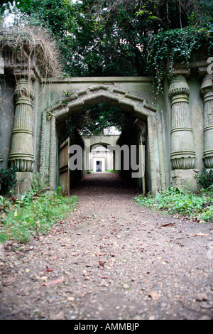 Entrée de l'Avenue, à l'ouest égyptien, cimetière le Cimetière de Highgate, Londres, Angleterre Banque D'Images