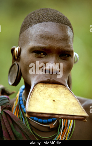 Portrait d'une femme portant un Surma grande plaque de bois dans sa lèvre inférieure. Banque D'Images