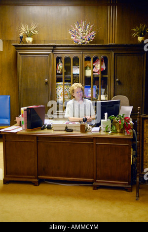 Femme Secrétaire Adjointe Administrative Office de gouverneur de l'Oregon Salem Capitol Building OU US United States Banque D'Images